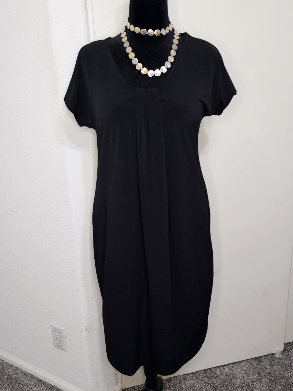 Dana Buchman Black Short Sleeve Inverted Front Pleat Midi Dress Sz M